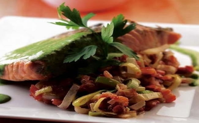 Salmón asado sobre compota de poros y tocino en salsa de perejil